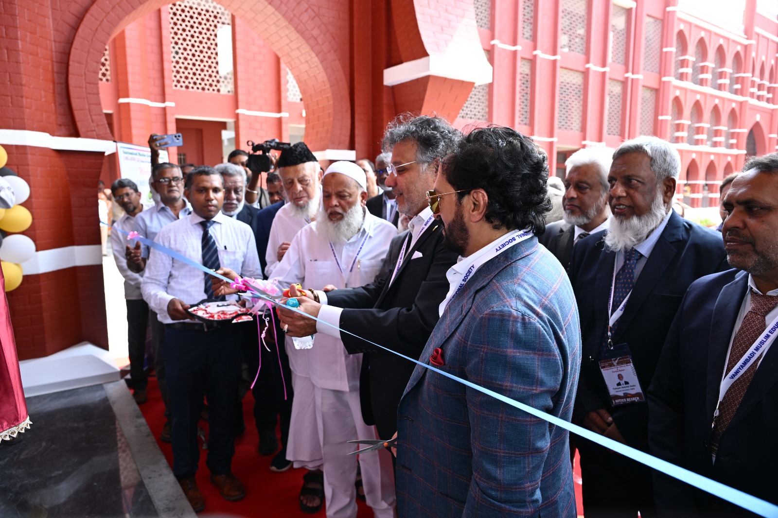 Ribbon-cutting ceremony with visiting leaders and institutional representatives